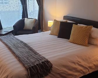 Lockinbar Holiday Apartments - Tenby - Bedroom