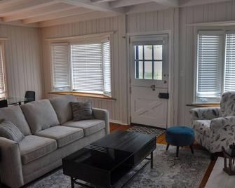 Great on the water getaway - Amherstburg - Living room