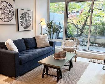 Solace in the City-Downtown, Close to Everything, Private Garden Patio - Victoria - Living room