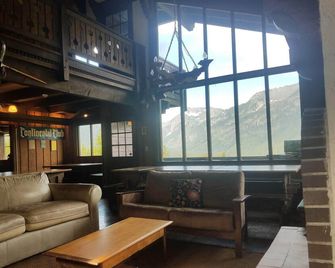 European Alpine Lodge with Stunning Mountain Views- Room for the entire Family! - Snoqualmie Pass - Lounge