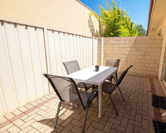 Bunbury Motel and Apartments - Bunbury - Balcony