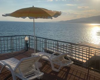 Kutlugun Sahil Otel - Akçay - Balcón