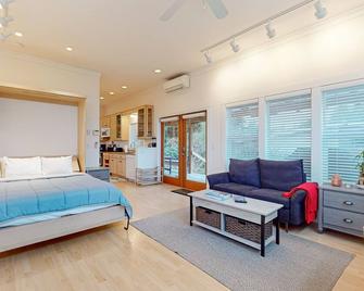 Restorative tiny home with amazing outdoor space, central location, and free Wif - Langley - Bedroom
