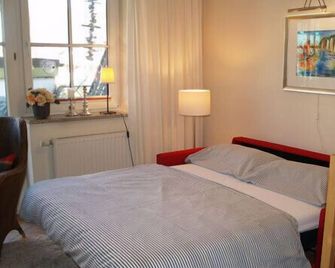 Ferienwohnung mit großer Terrasse und Strandkorb direkt hinter der Düne - Ostseebad Wustrow - Schlafzimmer