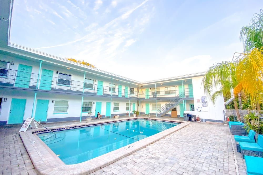 Uptown Inn & Suites - St. Petersburg - Pool