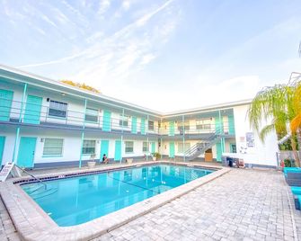 Uptown Inn & Suites - St. Petersburg - Pool