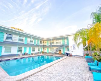 Uptown Inn & Suites - St. Petersburg - Pool