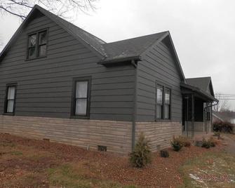 Spacious family-friendly 4-bedroom house in downtown Tell City - Tell City - Building