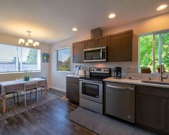 Seattle Urban Village - Vashon - Roof top view deck - Seattle - Kitchen