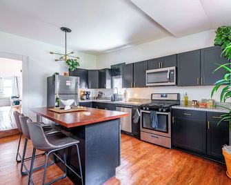 Jungle House Columbus Downtown Free Parking Sleeps 8 - Walk to Convention Center & Nationwide Arena - 2BR Short North Luxury Home - Over 5,800 Five Star Stays - Columbus - Cocina