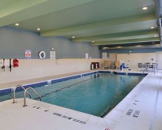 Holiday Inn Express & Suites Brighton South - Us 23 By IHG - Brighton - Piscina