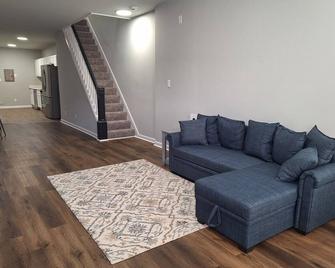 3-bedroom house in amazing Baltimore with WiFi - Baltimore - Living room