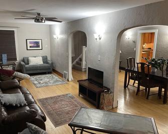 Spacious Pewaukee Lake/ Pier Access Home - Pewaukee - Living room