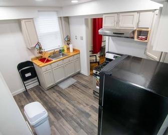 Lovely 1 bedroom rental unit that sleeps 4 adults - Wilmerding - Kitchen