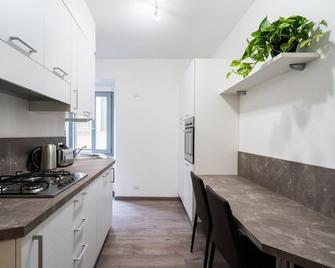 Central & Modern Apartment by Rent All Como - Комо - Кухня