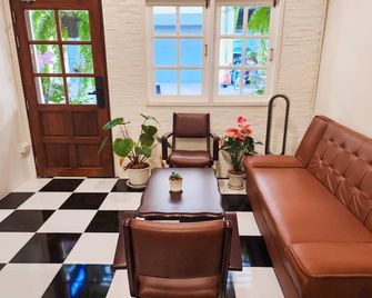 Noir Cafe And Hostel Chinatown Bangkok - Bangkok - Living room