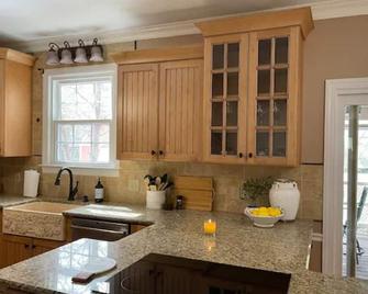 Private pool & Hot Tub home minutes from lake & Broadway - Gallatin - Kitchen