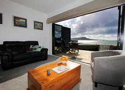 Blue Marlin Apartments - Whitianga - Living room