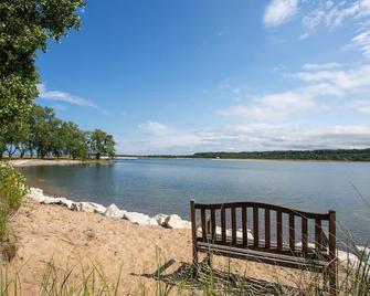 Bay House - Popular Bay Front Property Awaits! - Grand Marais - Playa