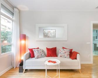 Elegance : Apartment With 4 Bedrooms And 2 Bathrooms, Fully Equipped. - Barcelone - Salon