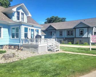 Bring ALL of your family and friends to stay at the Central Stay Cation in Arnolds Park! - Arnolds Park - Building