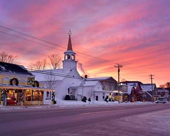Quintessential farmhouse with hot tub, mountain views, sparkling clean - North Conway - Edificio