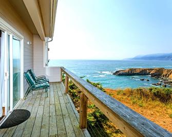 Cozy Oceanview! By Oceanviewhottubs Oceanfront! Shelter Cove, Ca Tesla Ev Station - Shelter Cove - Balcony