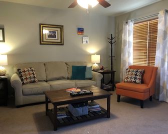 McKinley House - Gym, Garage and Fenced Yard - Amarillo - Living room