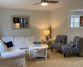 Cute Beach House - Walk/Bike to Bay Head Beaches and More - Howell - Living room