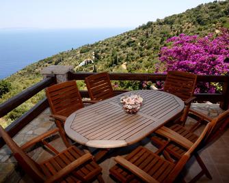 Dio Guesthouses - Leonidi - Balkon