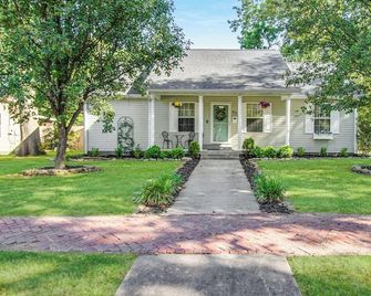 The Cozy Martin: A 3-bedroom house across the street from Lakeside park. - Pittsburg - Edificio
