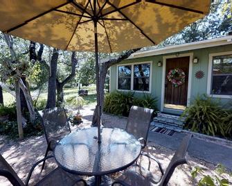 Cozy Hill Country Cabin in San Marcos, Texas - San Marcos - Patio
