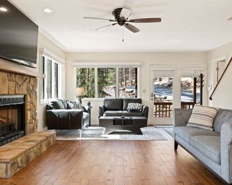 Hidden Haven - Kids friendly home, Great Location, Extended Deck, Outdoor Dining - McGaheysville - Salon