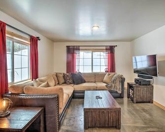 Kettle Falls Home with River Valley Mtn Views! - Kettle Falls - Living room