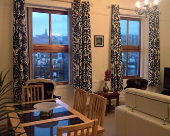 Swingbridge View - Beautiful 2 Bedroom Apartment in the Heart of Whitby - Whitby - Lounge