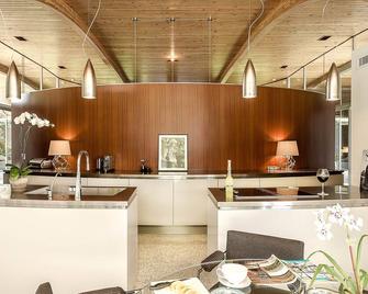 Architectural icon by Architect Victor A. Lundy. Prime location near beach. - Venice
