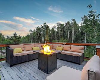 -The Glen - 7 Acre Mountain Oasis, 2 Cabins, Spa, Sauna - Stunning & New - - Woodland Park - Balcony