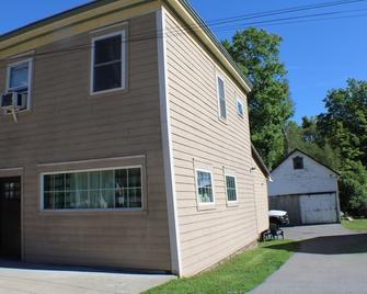 Cozy one bedroom unit filled with natural daylight and lovely Mountain Views. - Bloomville - Building
