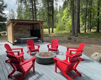 Cozy 3bd Chalet - Hot Tub & Game Room - Mt Rainier - Packwood - Patio
