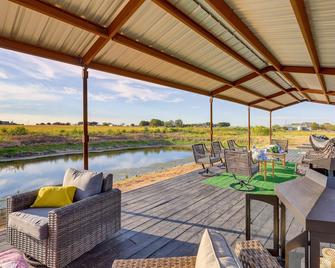 Retreat with Pond Access and Views in Temple - Temple - Patio