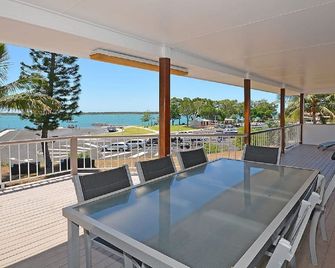 Be at The Beach,ocean, River Views & Breeze's from Nearly All Rooms in The Home - Howard - Balcón