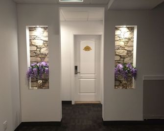 Hotel Le Deville - Montreal - Hallway