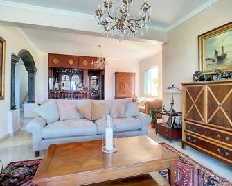 Pearls Beach Villa - Porto Moniz - Living room