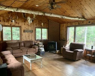 Rangeley Waterfront Retreat: 4 Bed, 2 Bath, Perfect for Families to Unwind - Rangeley - Living room