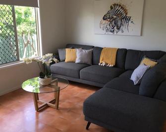 Longreach Private Apartments - Longreach - Living room