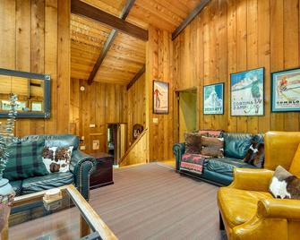 Jamaica Vacation Home with Deck 8 Mi to Skiing! - Jamaica - Sala de estar