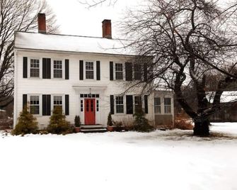 Old World Charm, Modern Conveniences - 3 BR private home in quiet setting - Easthampton - Building