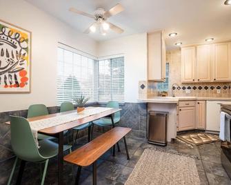 Sugar House Basecamp 30 Minutes to Ski Resorts - South Salt Lake - Dining room