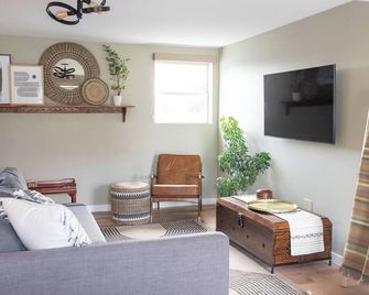 Lovely Strip District loft with free parking - Pittsburgh - Wohnzimmer