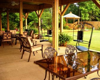 Cart Barn Inn - Bruce - Patio